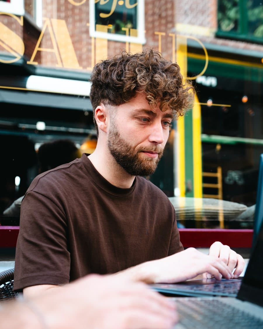 Stijn Veentjer trabajando en un proyecto de YAST Digital